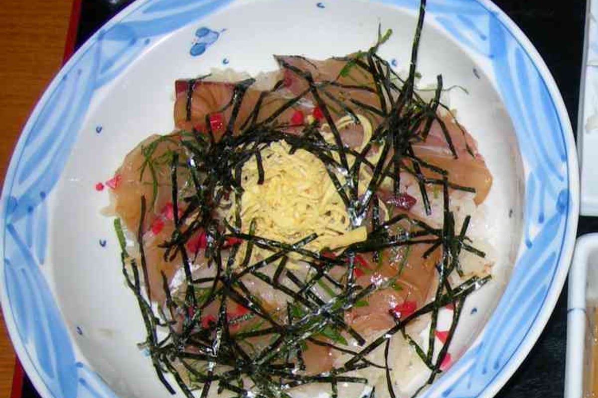 Tekone-zushi (Hand-Mixed Bonito Sushi)