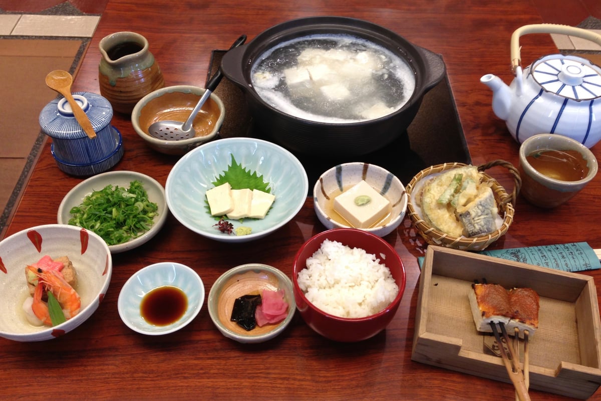 Yudofu (Simmered Tofu Hot Pot)